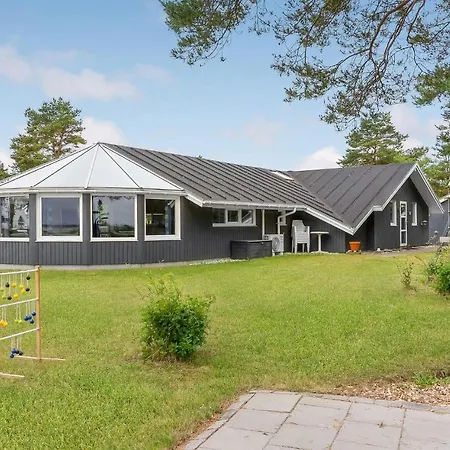Four-bedroom Holiday In * ブラーバンド