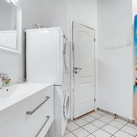 Four-bedroom Holiday In ブラーバンド