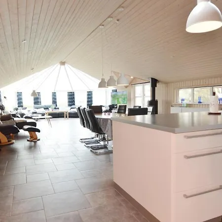 Four-bedroom Holiday In 別荘 *